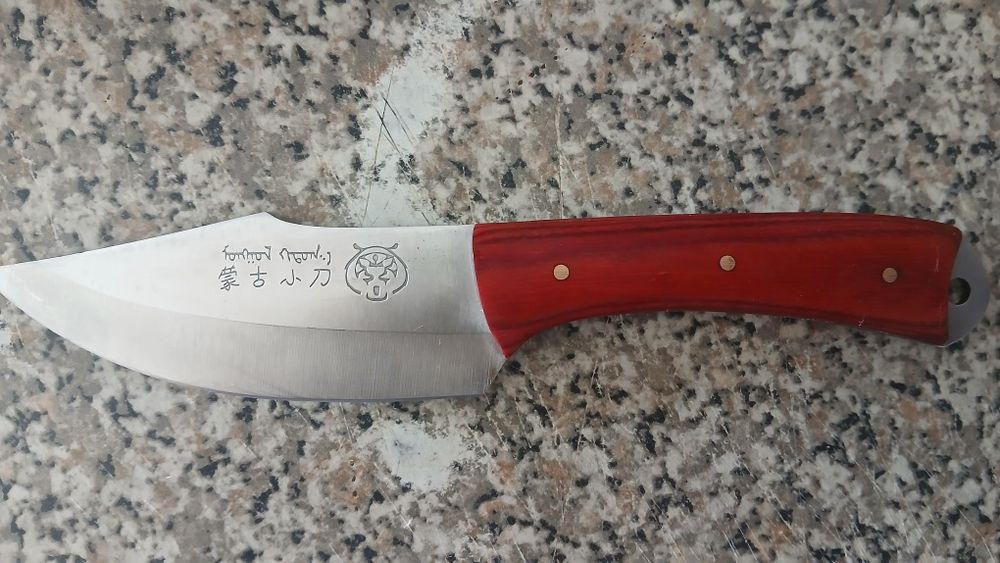 Faca artesanal estilo japonês - cabo em madeira e bainha de couro