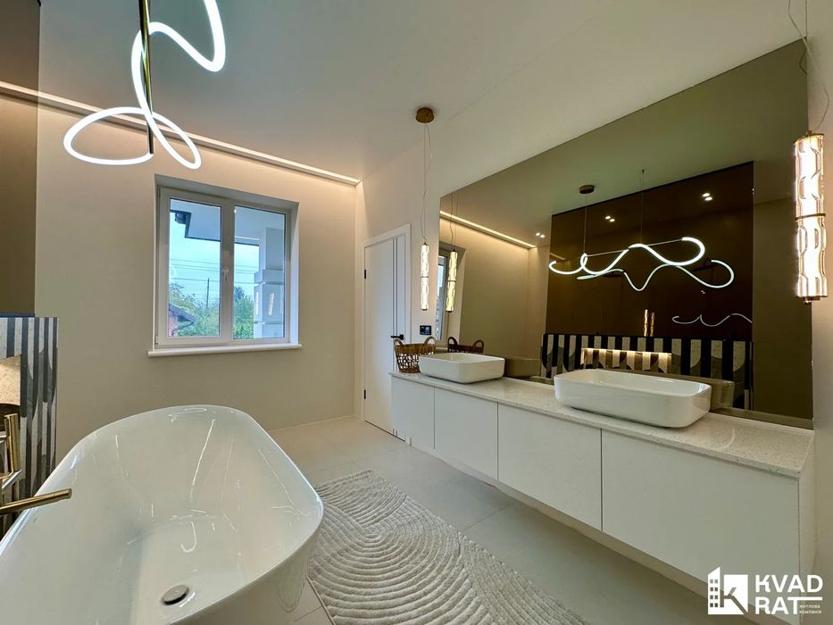 Стильний укомплектований будинок !