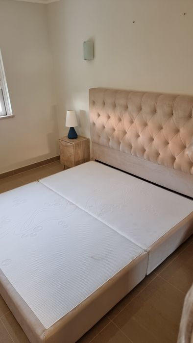 Cama King-size e dois sofás cama