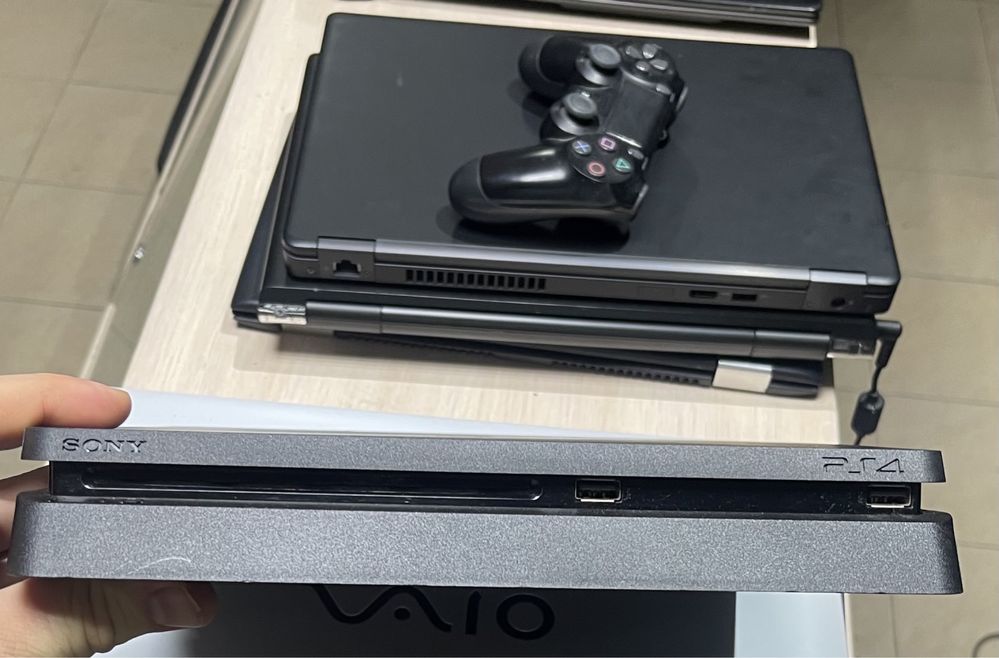 Продам ігрову  приставку sony ps 4 slim 1тб