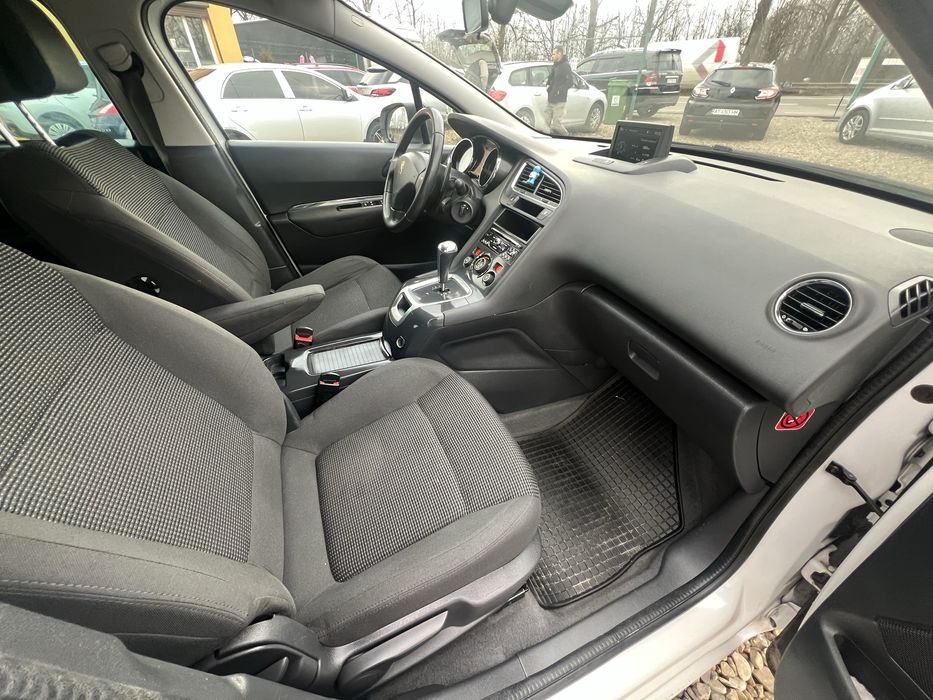 Сімейна машина в дуже гарному стані за всіма деталями телефонуйте