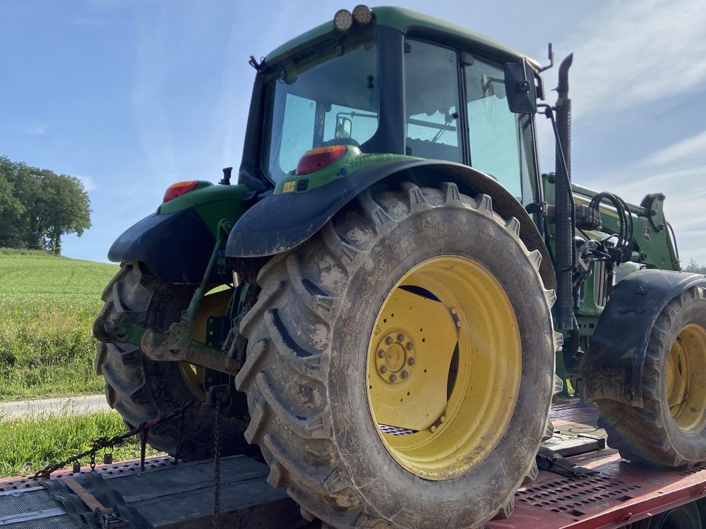 Ciagnik rolniczy John Deere 6430 z ładowaczem