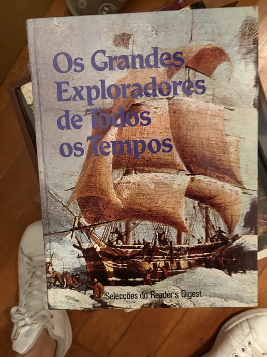 Diversos livros e enciclopedias