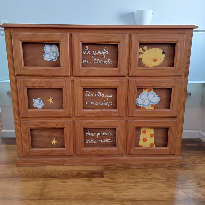 Cómoda criança  com pinturas a mão reversivel