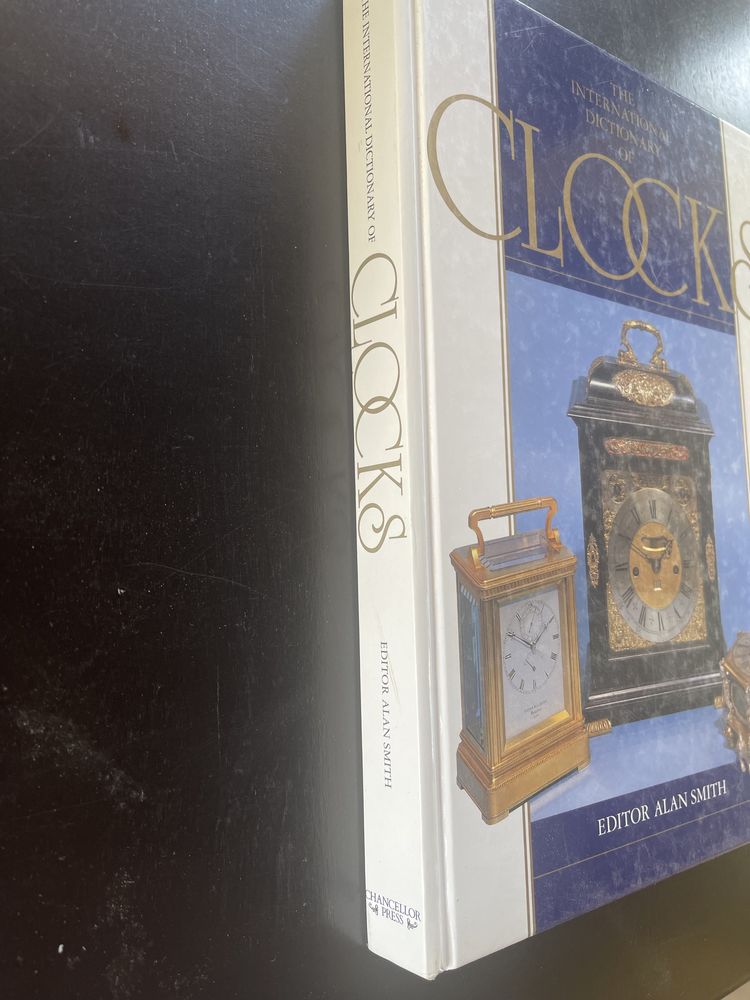 Книга справочник The International Dictionary of Clocks by Alan Smith