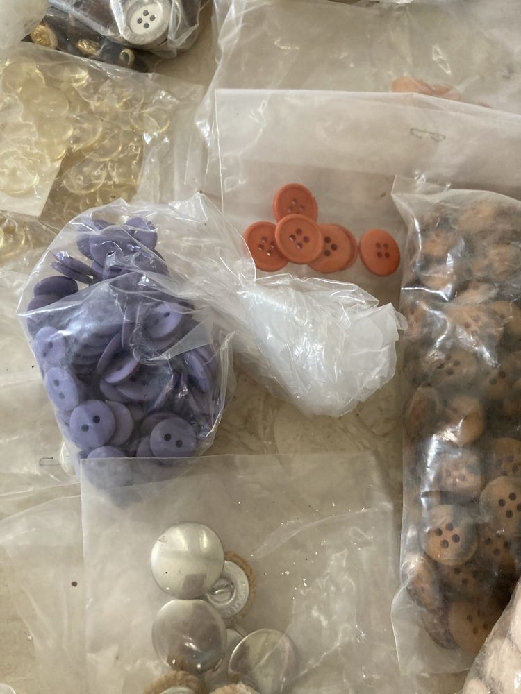 Lote de botões variados- total: 12 euros