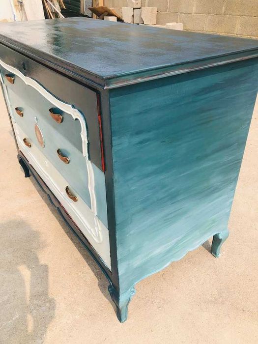 Cómoda restaurada com pintura em tons marinhos e puxadores em cobre