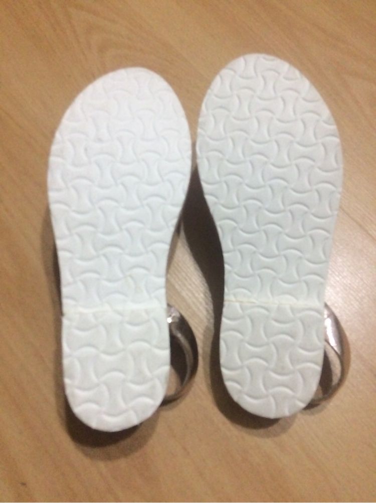 Sandalias prateadas n 35