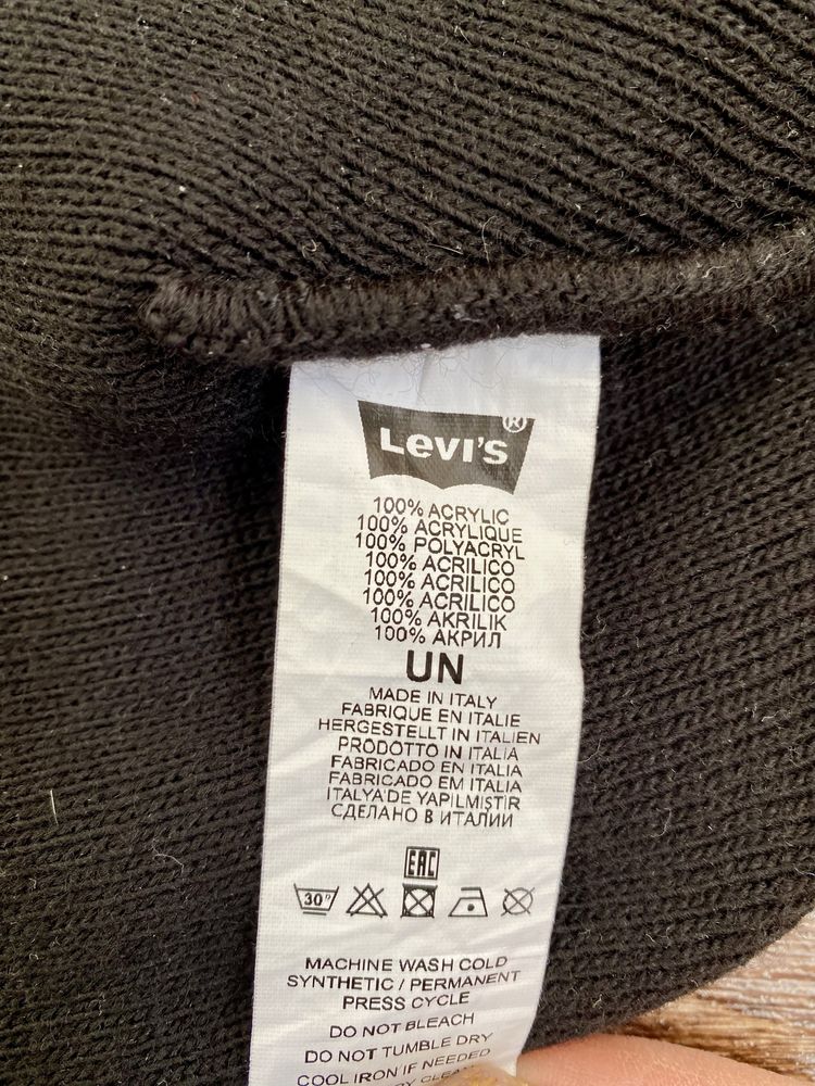 Чоловіча шапка Levis