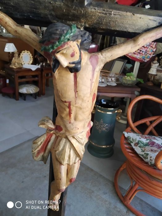 Cristo com cruz de madeira