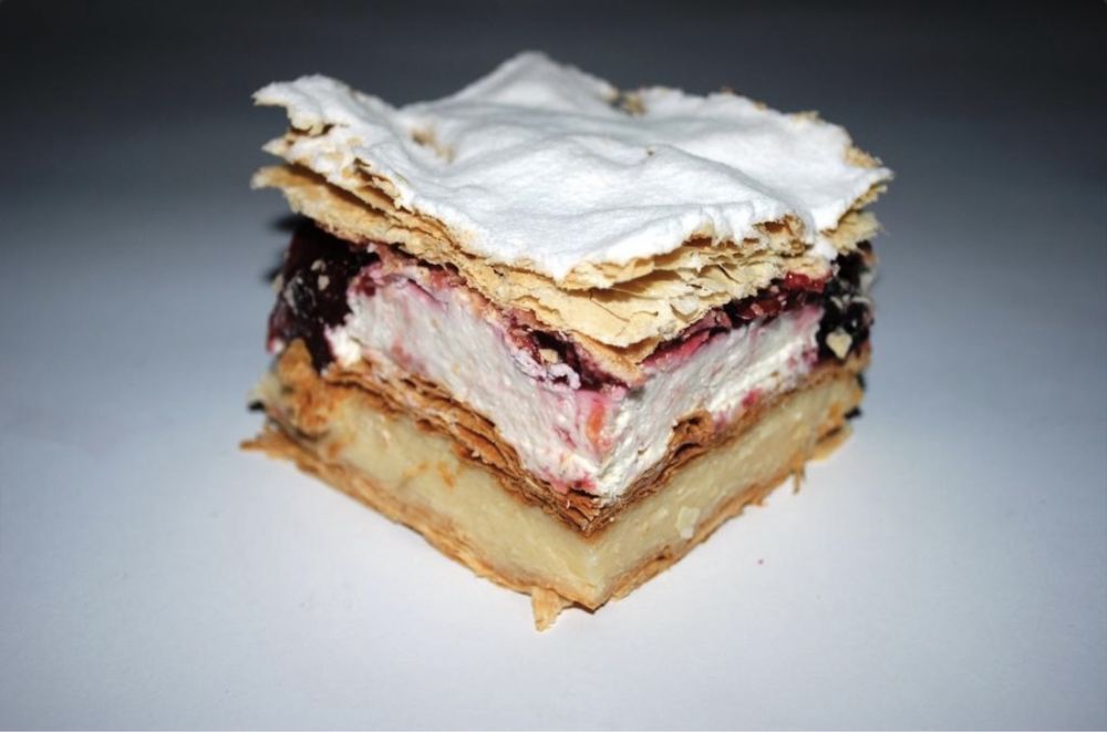 Ciasta domowe na maśle i wiejskie jajka oraz ser