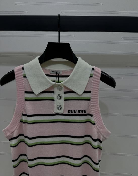 Miu Miu – Letni klasyk w paski z kołnierzykiem

Zapraszam na sociale: