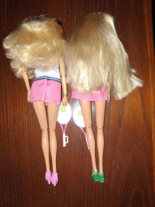 Conjunto de Barbies e boneca articuladas