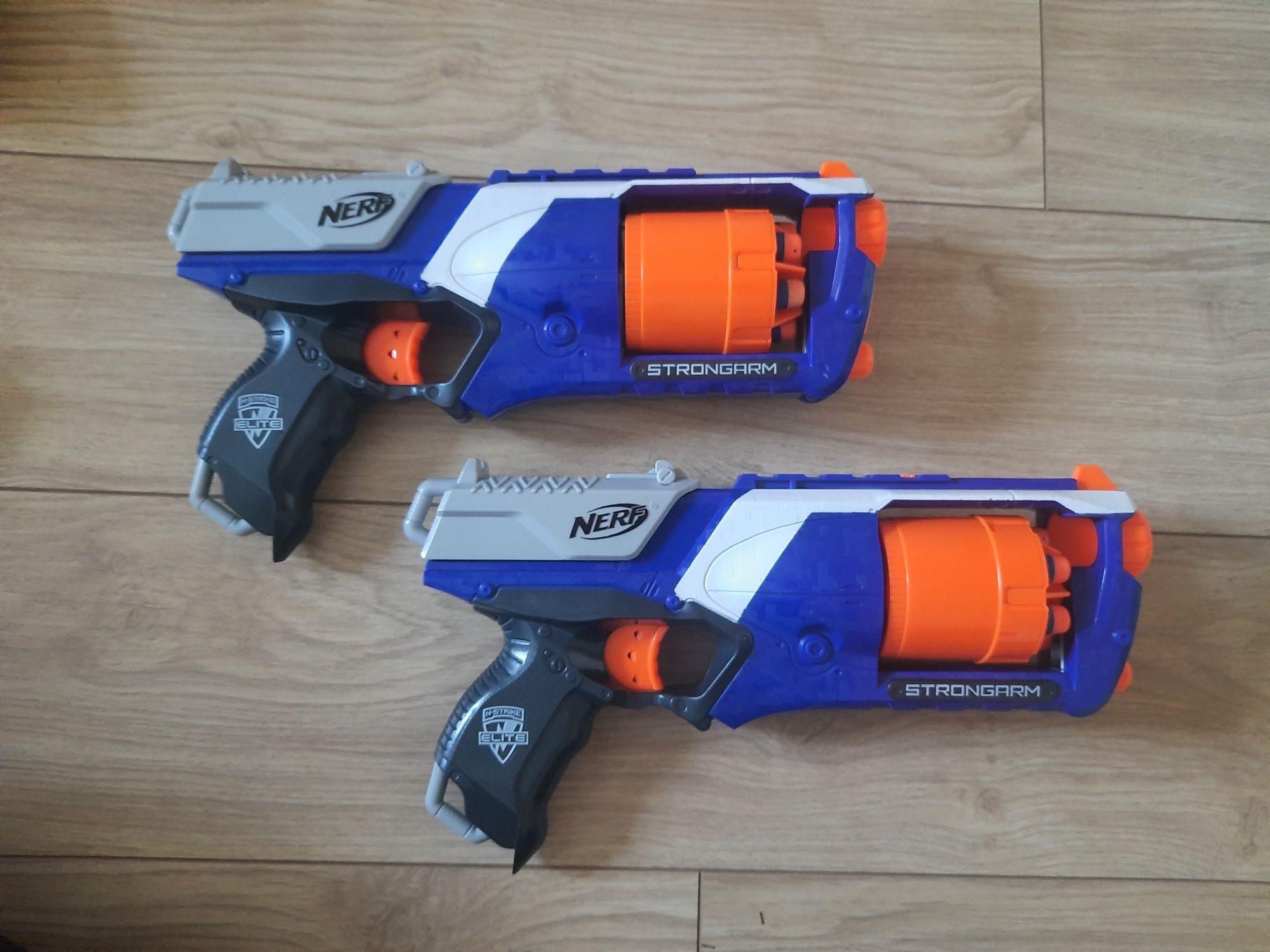 Dwa pistolety zabawkowe Nerf Strongarm