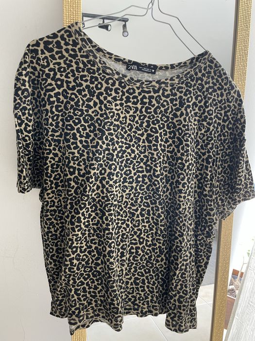 Varias camisolas multicoloridas