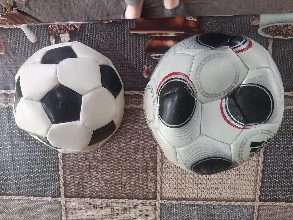Продам мячи футбольные, 2 шт.