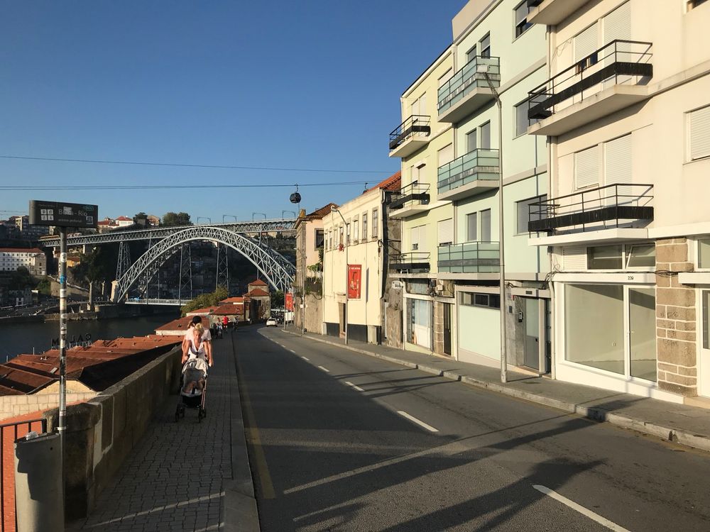 Arrendo predio com loja comercial e 2 apartamentos T2