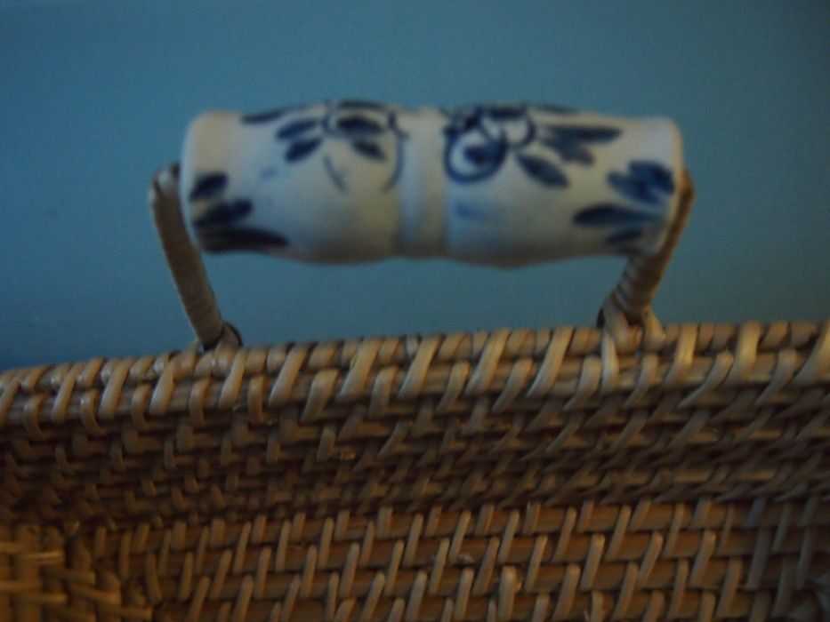 Tabuleiro VINTAGE RETRO de palhinha com pegas em cerâmica branca/ azul