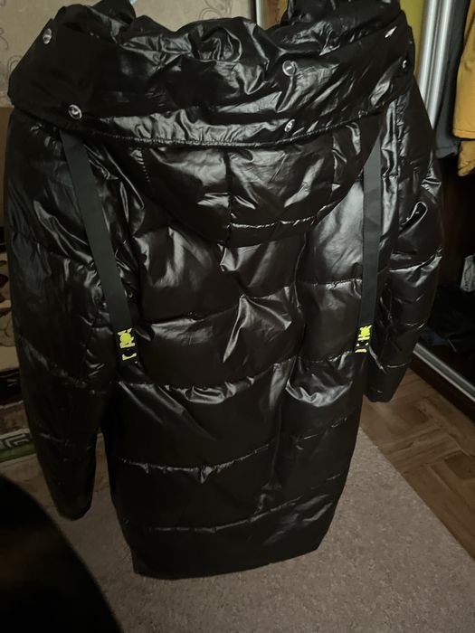 Зимова тепла куртка.Гарно виглядає.На дівчинку підлітка 12 ,13 років.