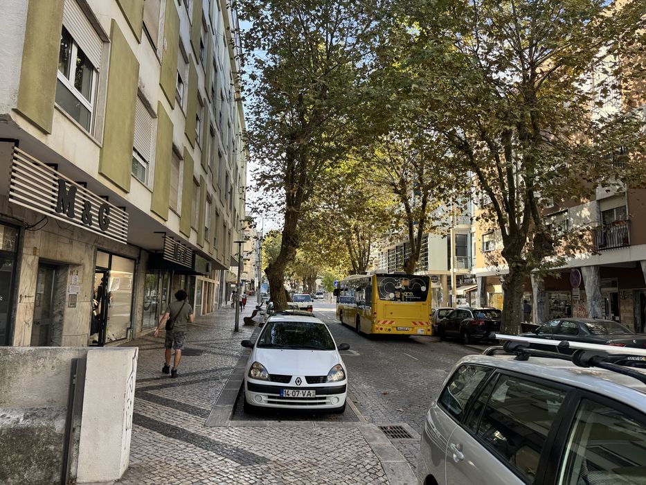 Arrenda a loja em centro de Algueirao-Mem