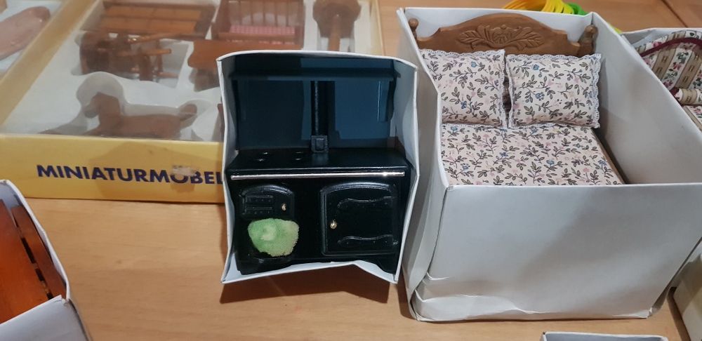 Mobília antiga de casa de bonecas