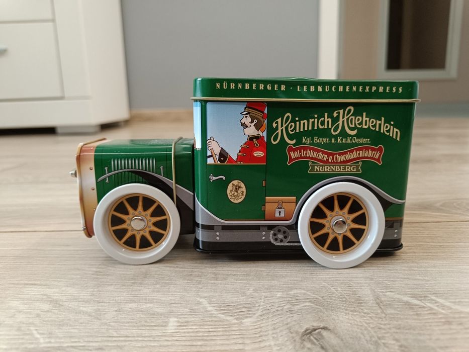 Samochód metalowy - otwierany z melodyjką - cena do negocjacji