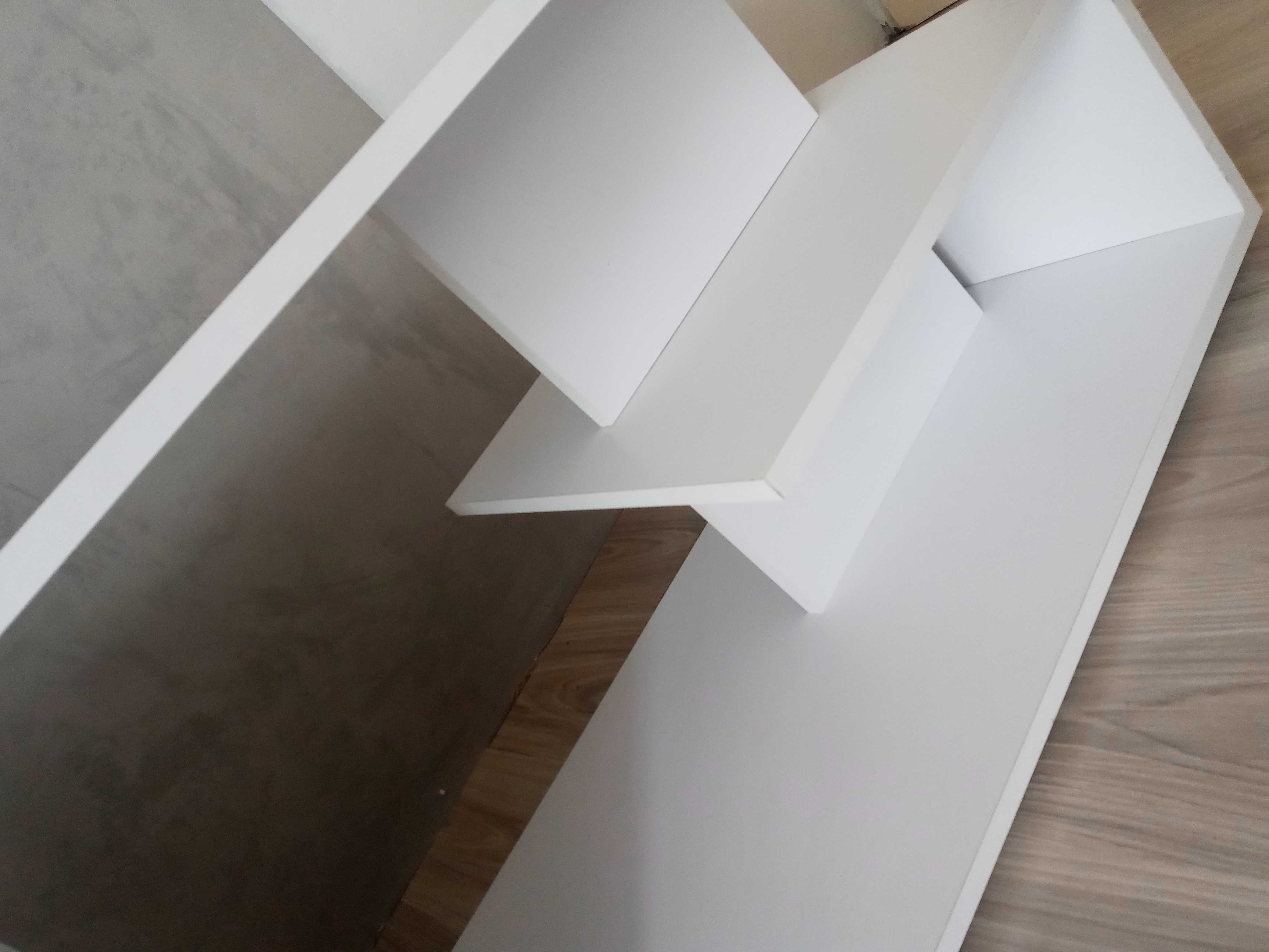 Stolik biały z półkami