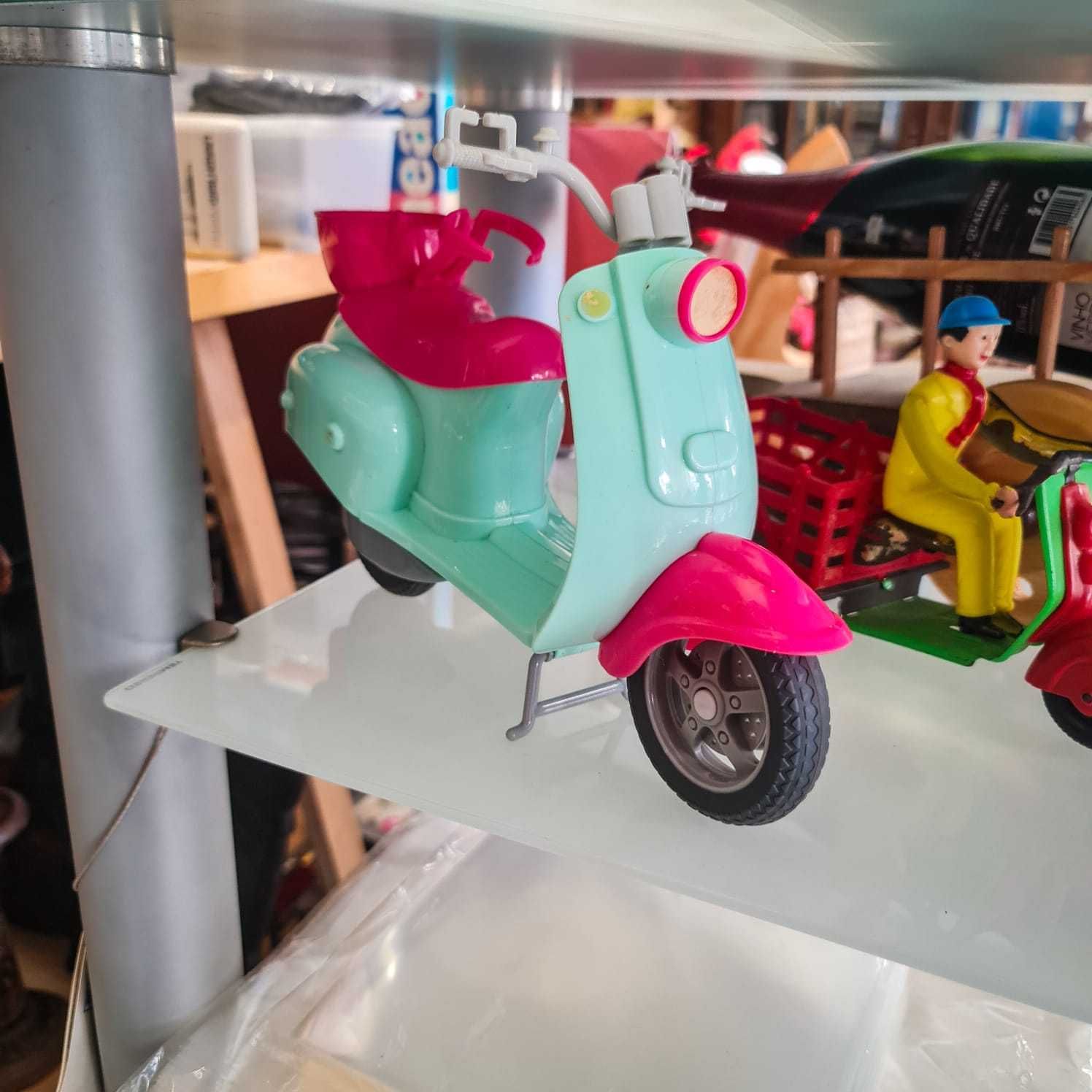 Miniatura Scooter Vintage Plástico – 26×17 cm (Verde e Rosa)