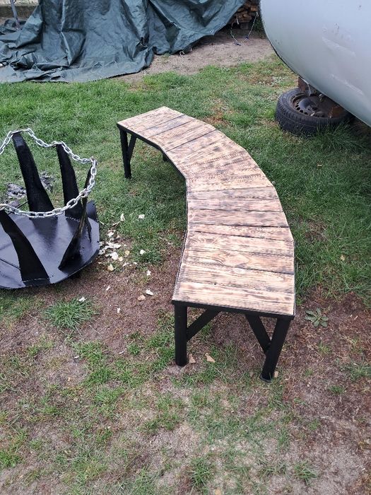 Półokrągłe ławki na ognisko plus palenisko .