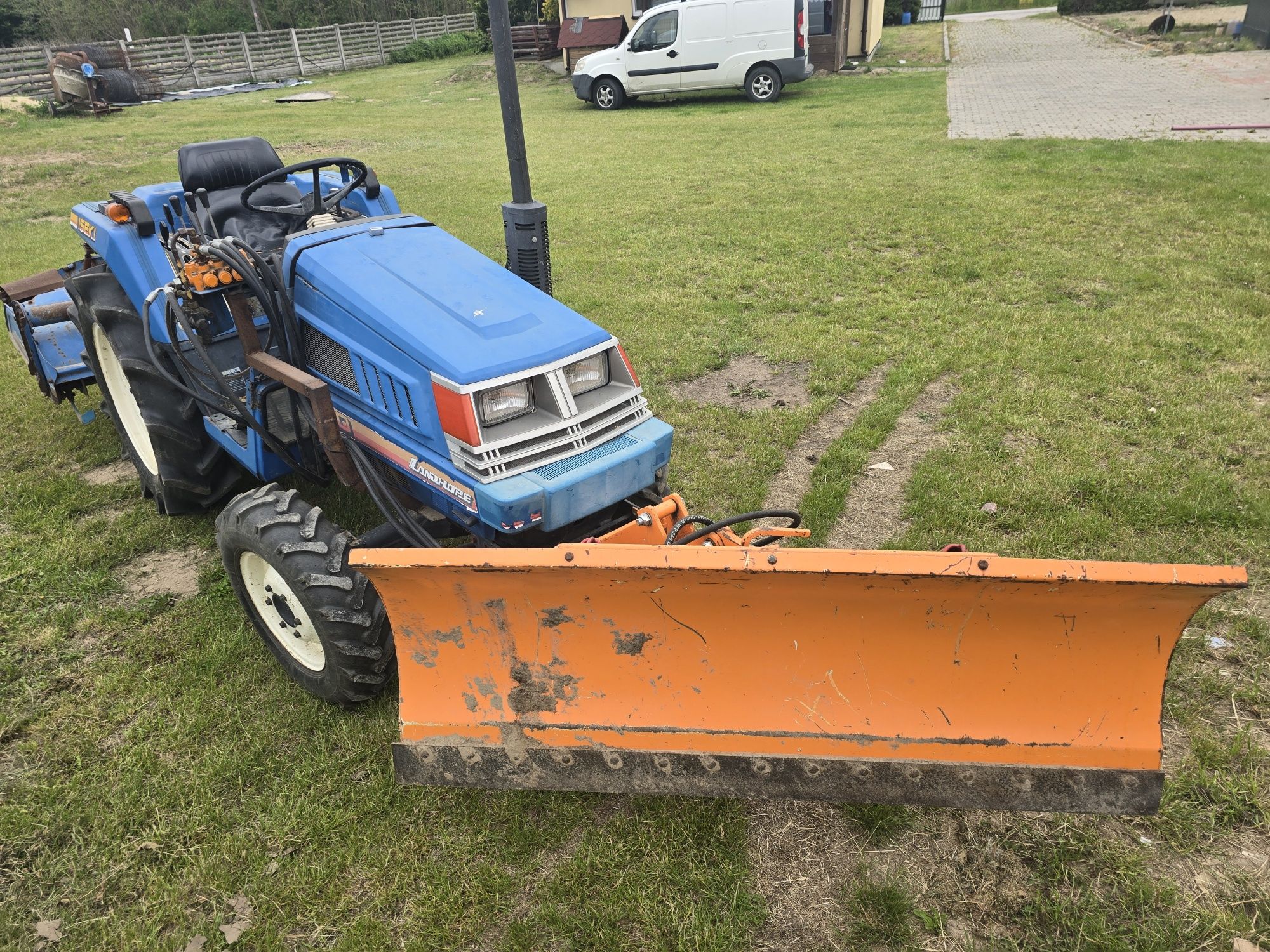 Traktorek z glebogryzarka i pługiem