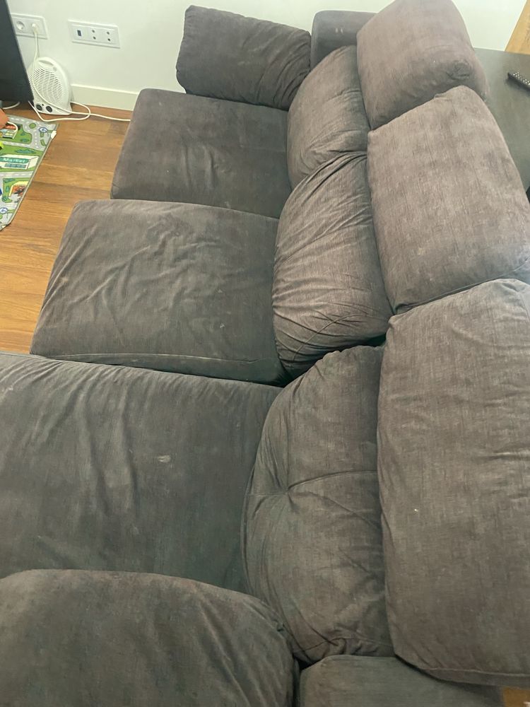 Sofa preto grande e confortavel ,cabeceira reclina os assentos tambem