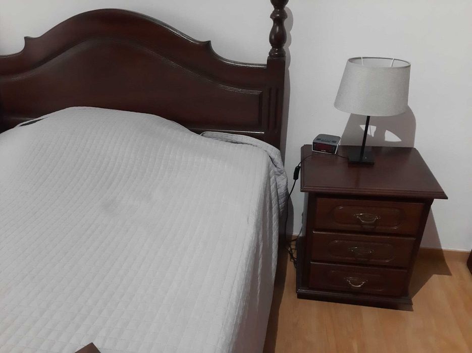 Cama e mesa de cabeceira