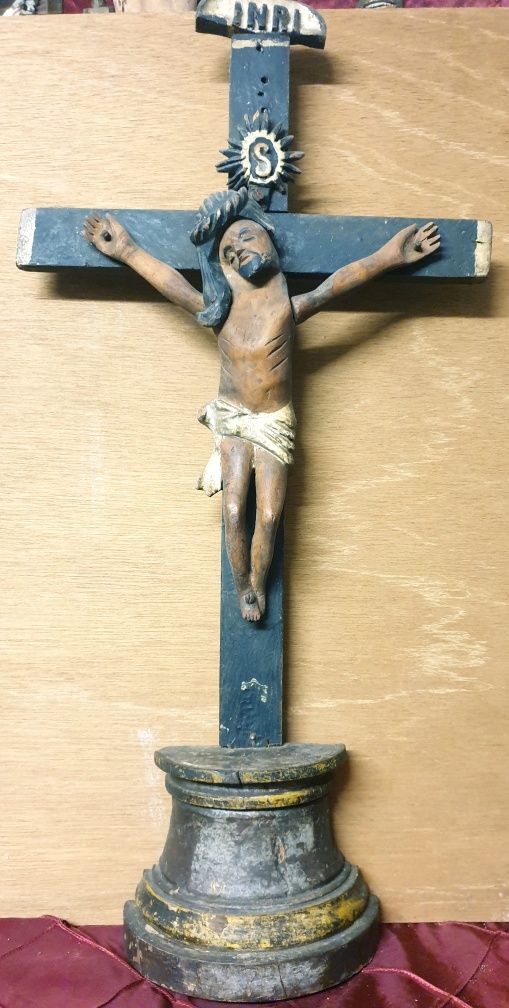 Antigo crucifixo popular em madeira esculpida do Sec. XIX