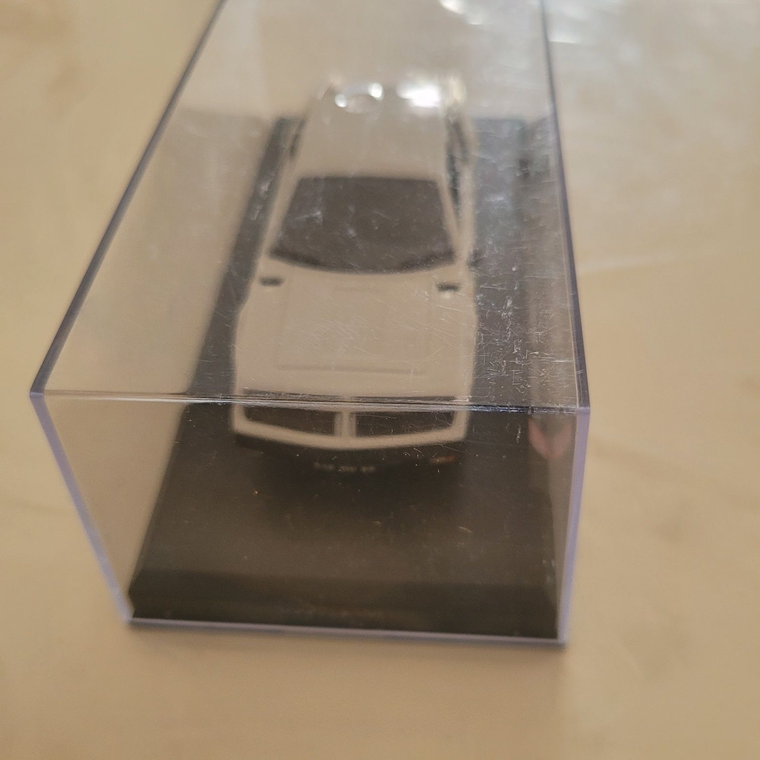 Voiture miniature.