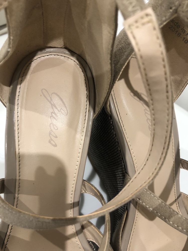 Buty na koturnie Guess
