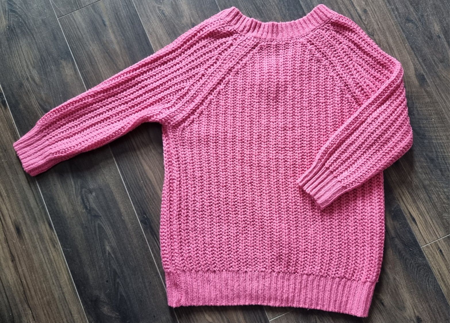 Różowy sweter z dekoltem V