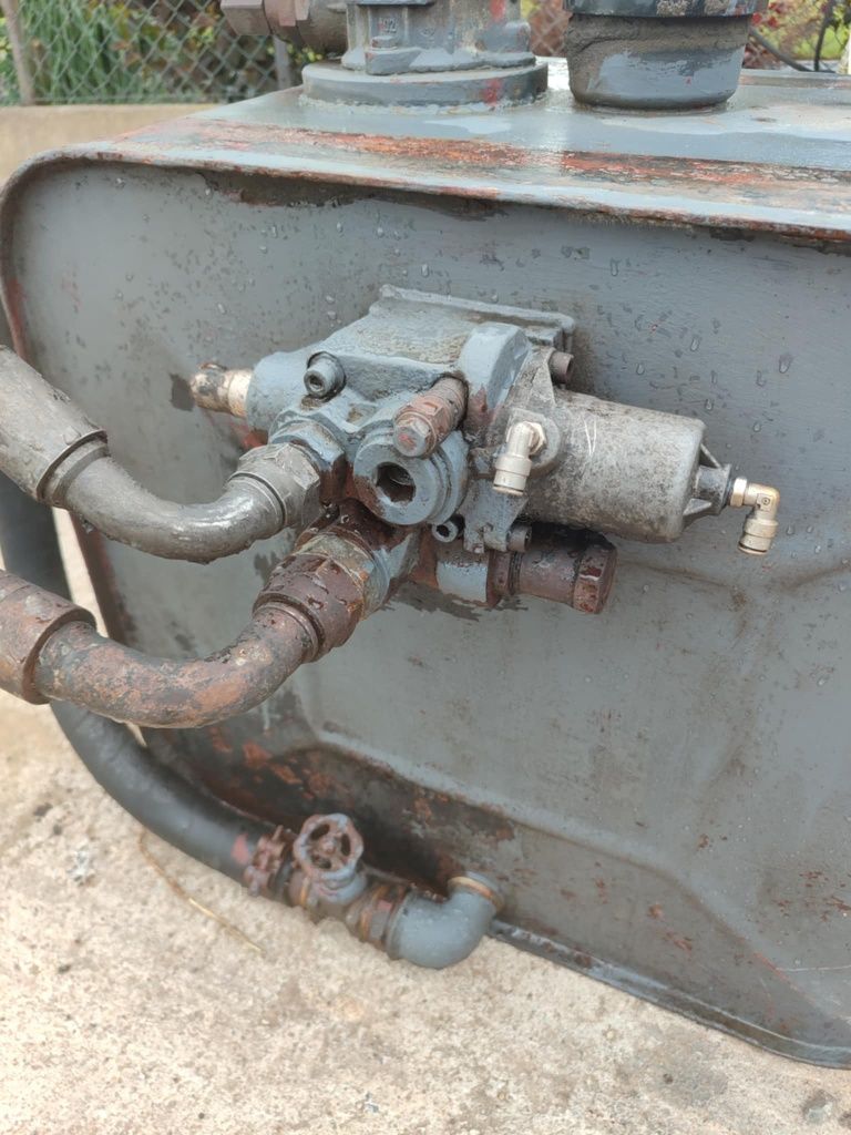 Zbiornik hydrauliczny kompletny z pompą
