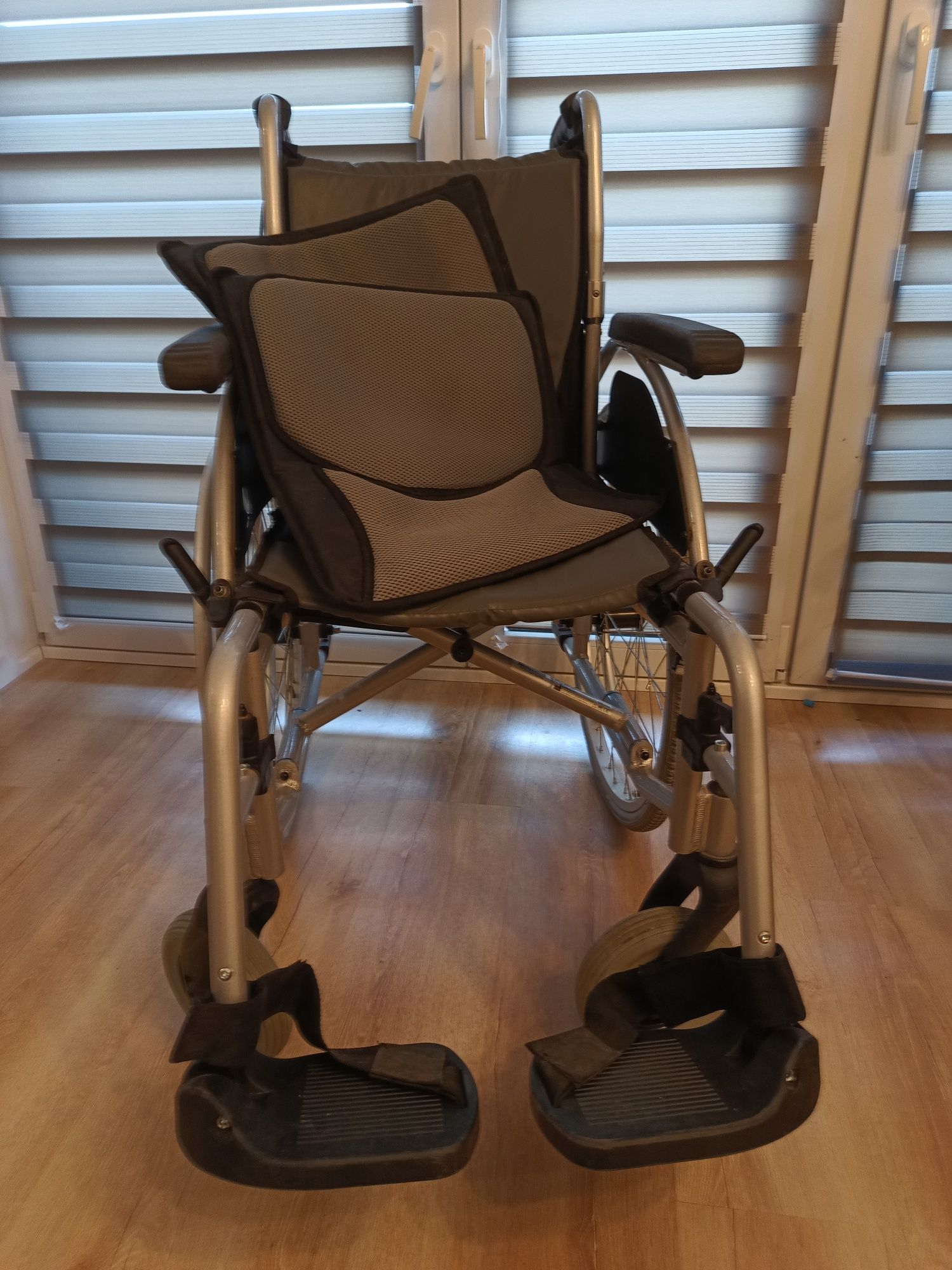 Wózek inwalidzki ARmedical Ergonomic AR300  lekki siedzisko 43 cm
SUPE