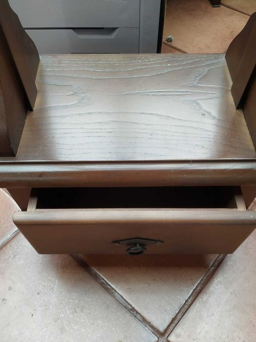 Criado-mudo em madeira