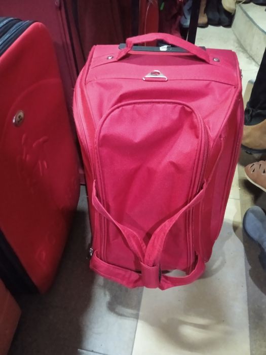 Продам два чемодана на колесах с выдвижной ручкой