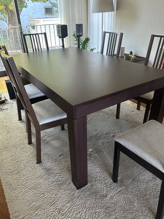 Conjunto mesa e 6 cadeiras para sala de jantar. Estofo novo.