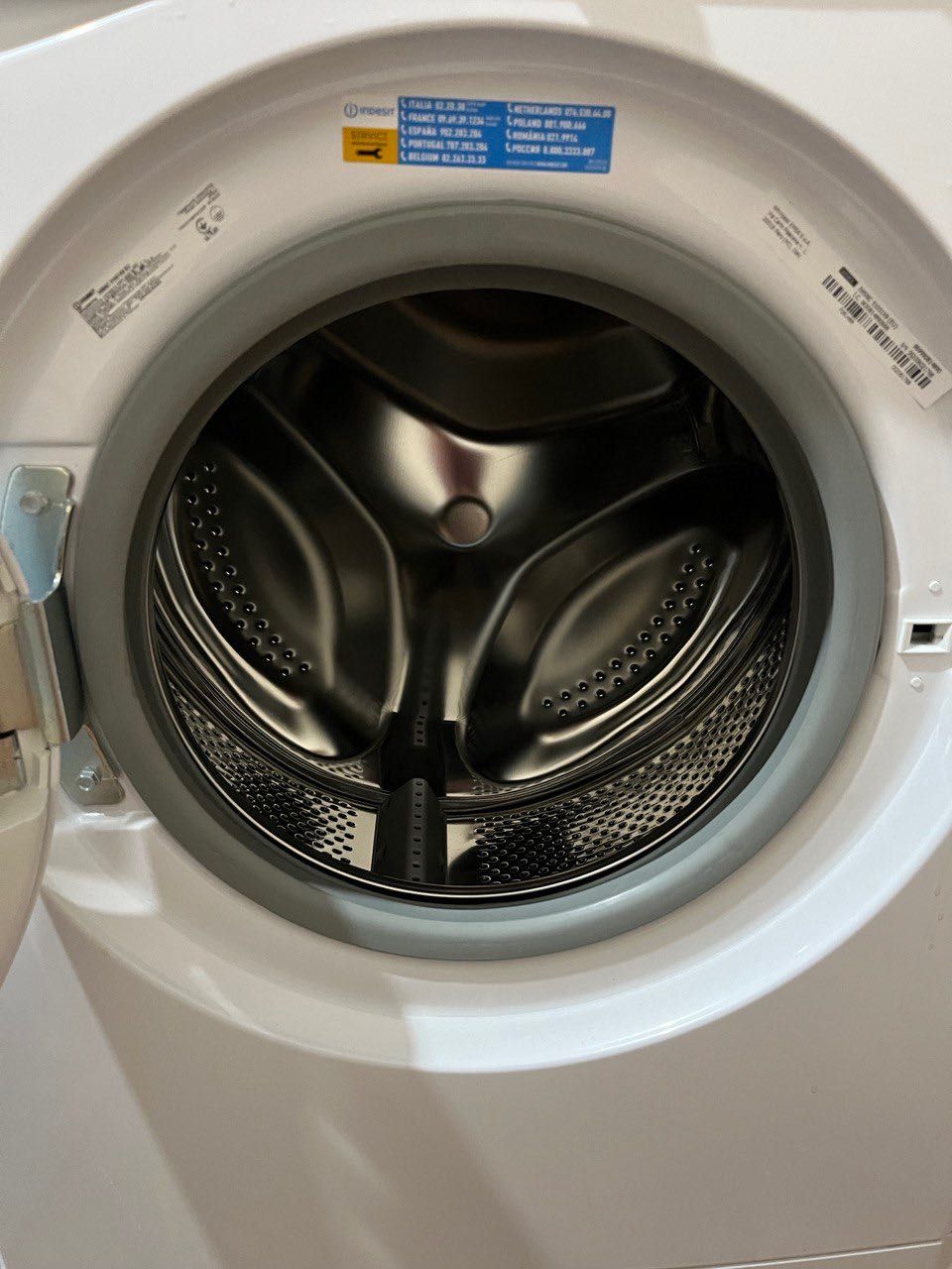 пральна машина Indesit IWSNC51051X9 майже нова