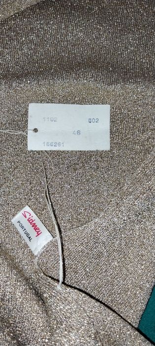 Camisola sem mangas dourada nova