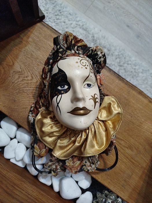 Maska wenecka stan dobry.