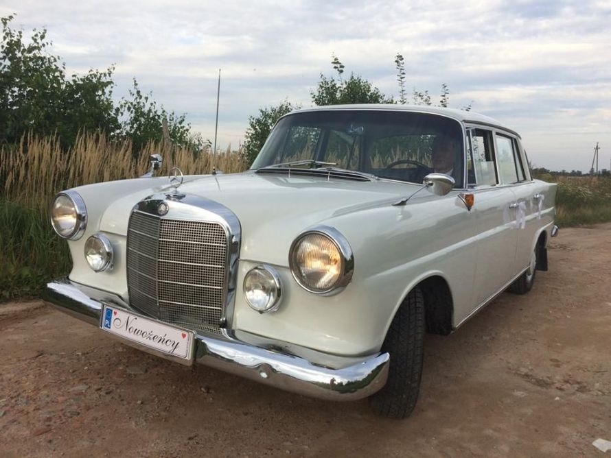 Auto do ślubu klasyczna limuzyna elegancki biały Mercedes Skrzydlak