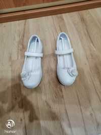 Białe pantofelki dziewczęce