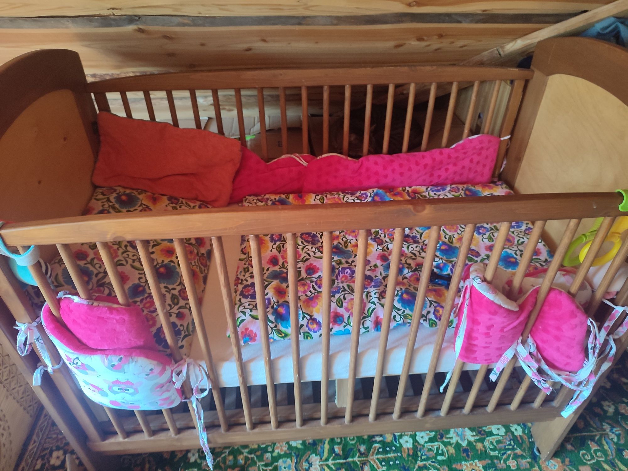 Łóżeczko niemowlęce drewniane z regulacją poziomu.