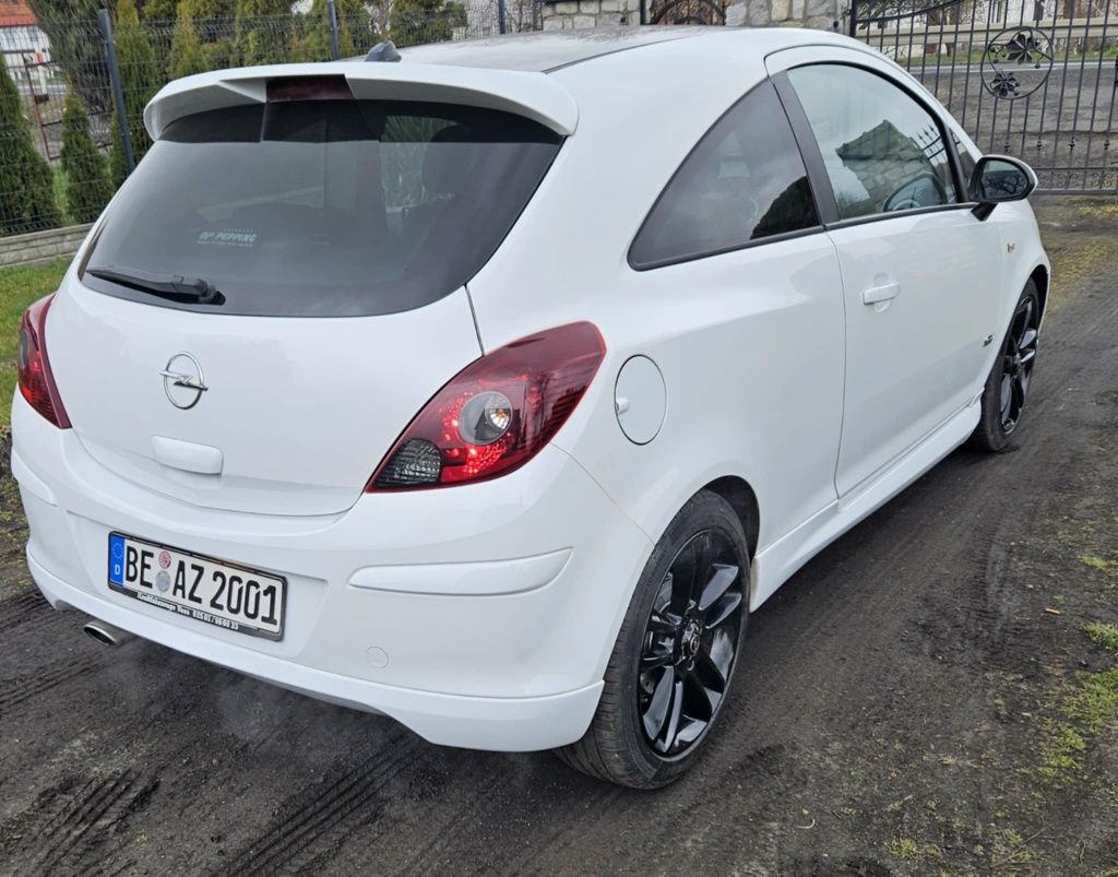 Opel  Corsa  D.      2010 rok.
