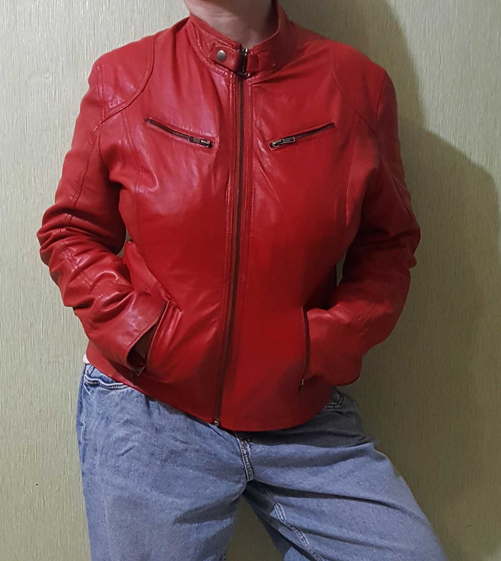 Червона шкіряна куртка, красная кожанка