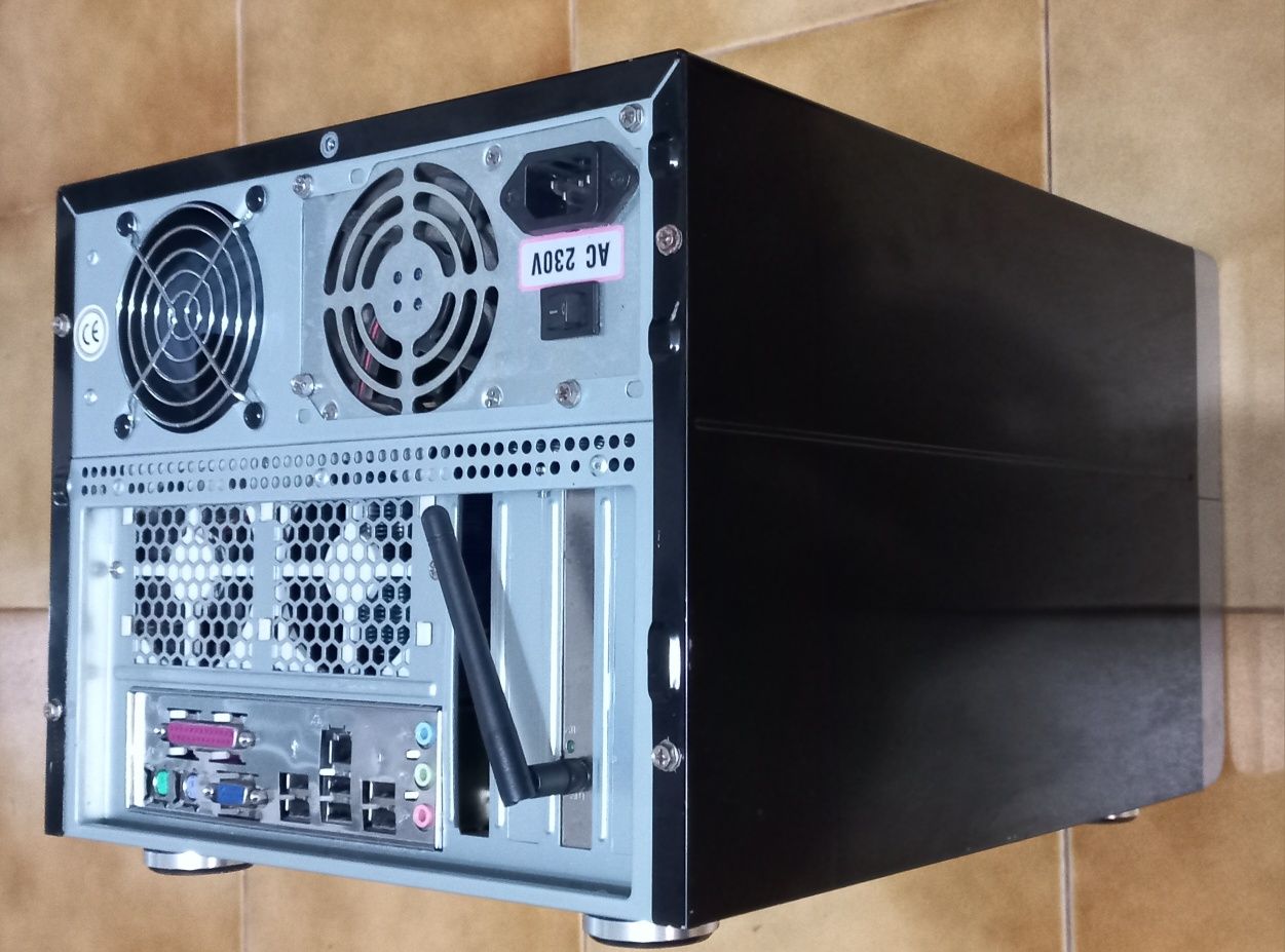 Computador em caixa quadrada